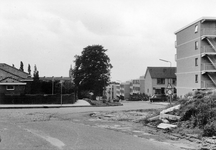 847928 Gezicht op een nieuwbouwwijk (rechts) in Rhenen-zuid.